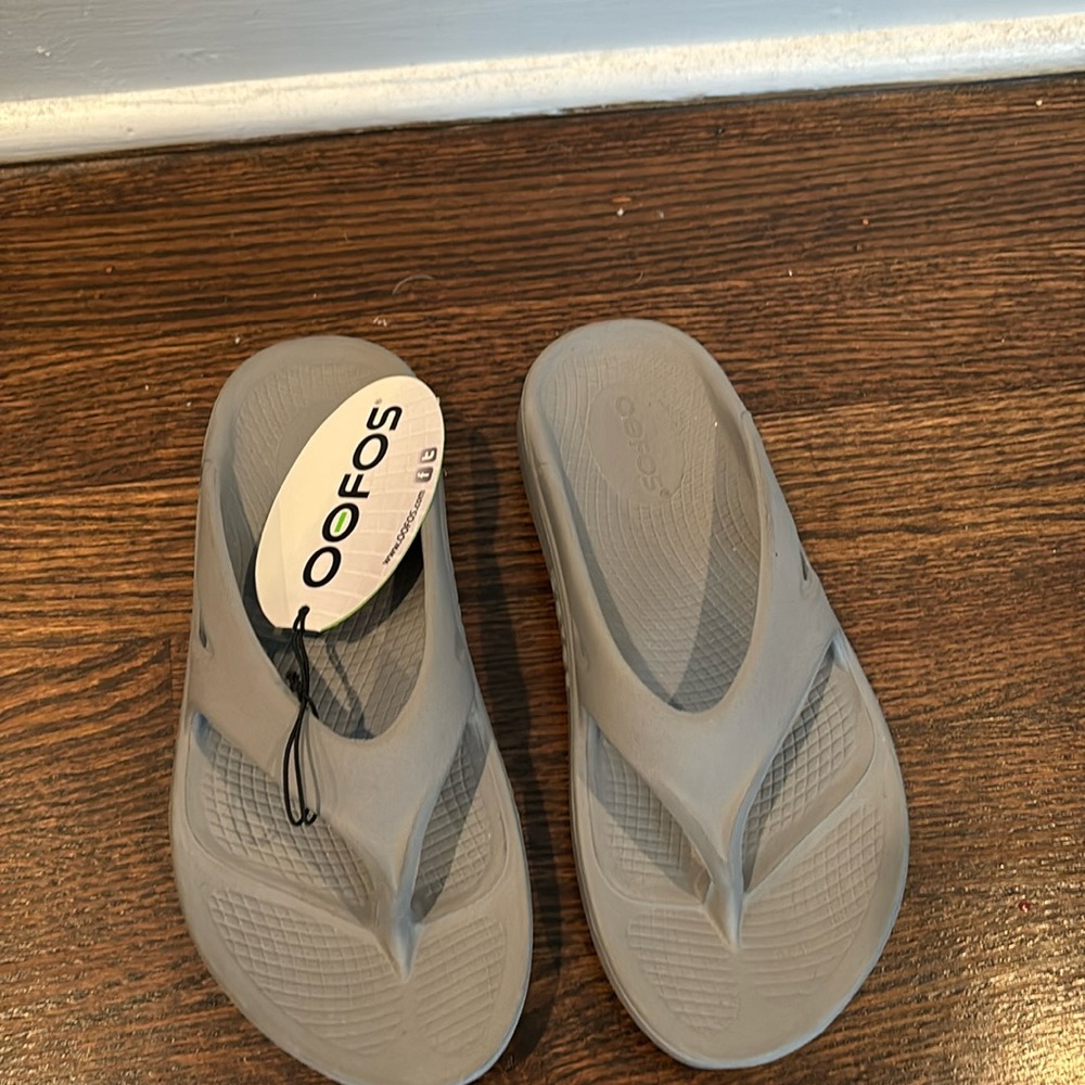 Oofos Brand New size 6